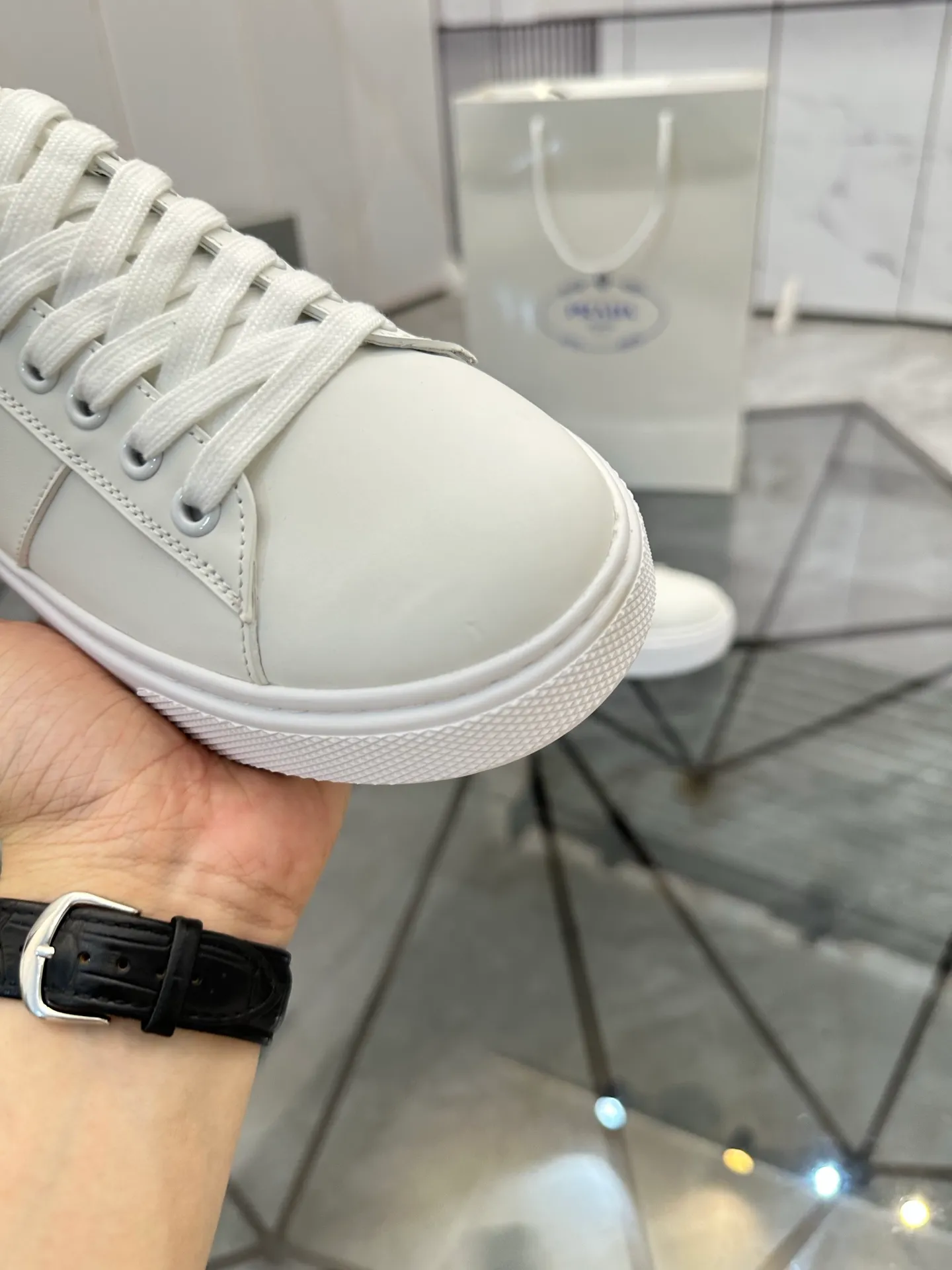 Men's shoes for sale💰: 💰P500¥ High-end top quality Product trademark: Prada * "Prada*" low-top casual shoes Regular size: 35-45 (can be customized to 46) Couple style Product materials: imported first-layer cowhide leather upper, water-dyed sheep lining, original outsole. No.: H201